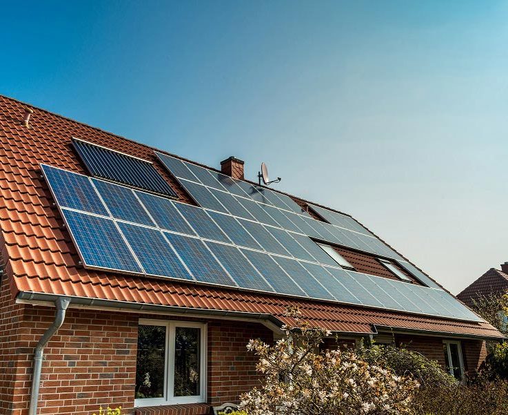 paneles-solares-en-un-hogar